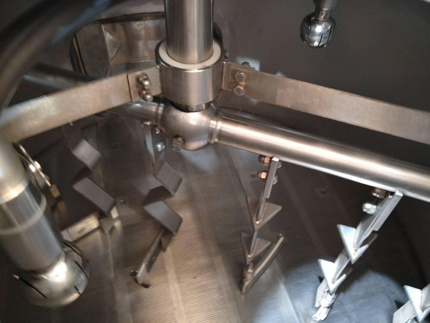 Mash耙子和CIP清洁球在MASH TANK.JPG中